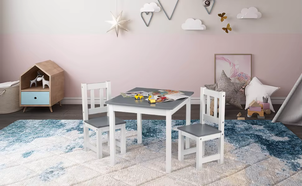 Table en bois avec deux chaises pour enfant