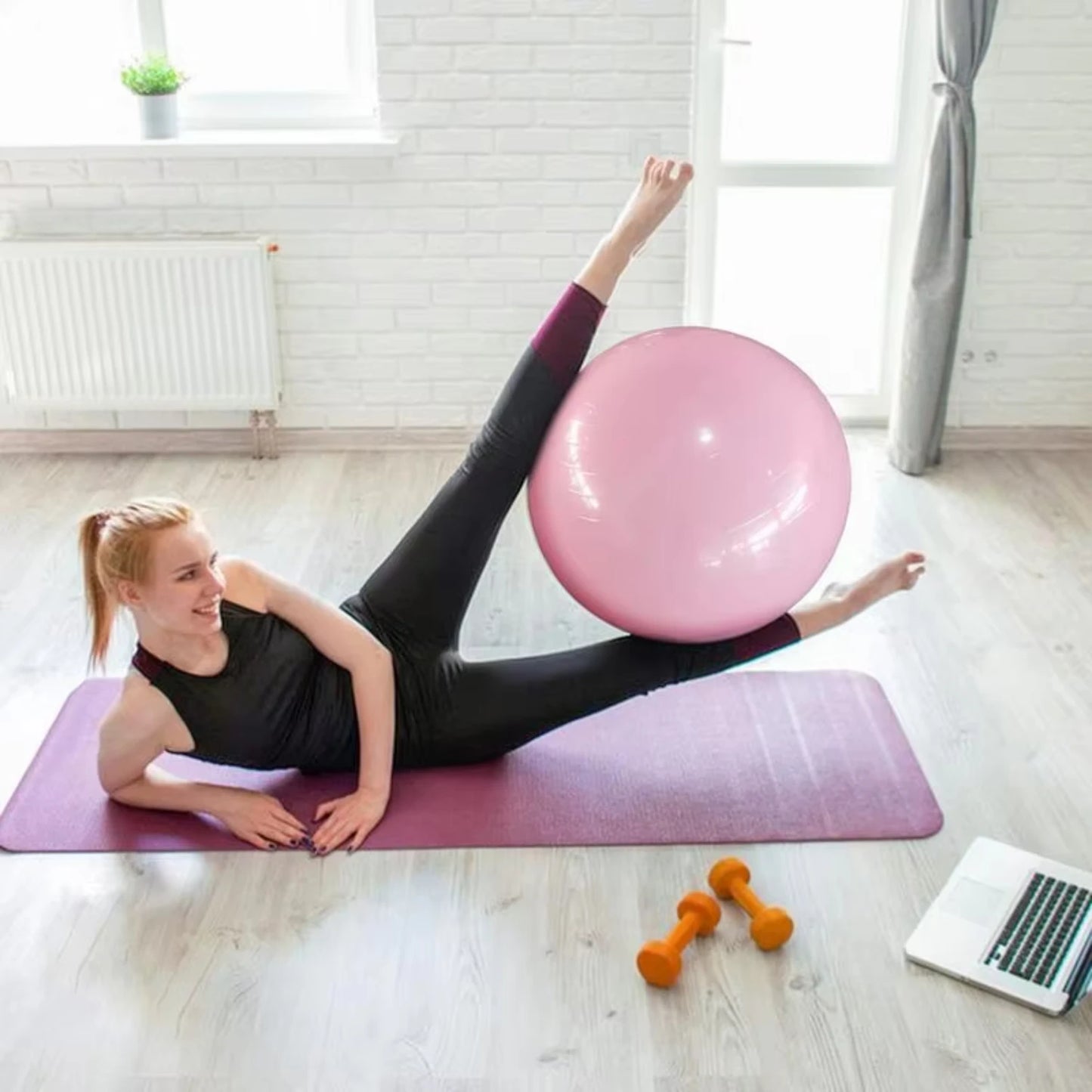 Ballon de yoga pour femme enceinte et en post-partum