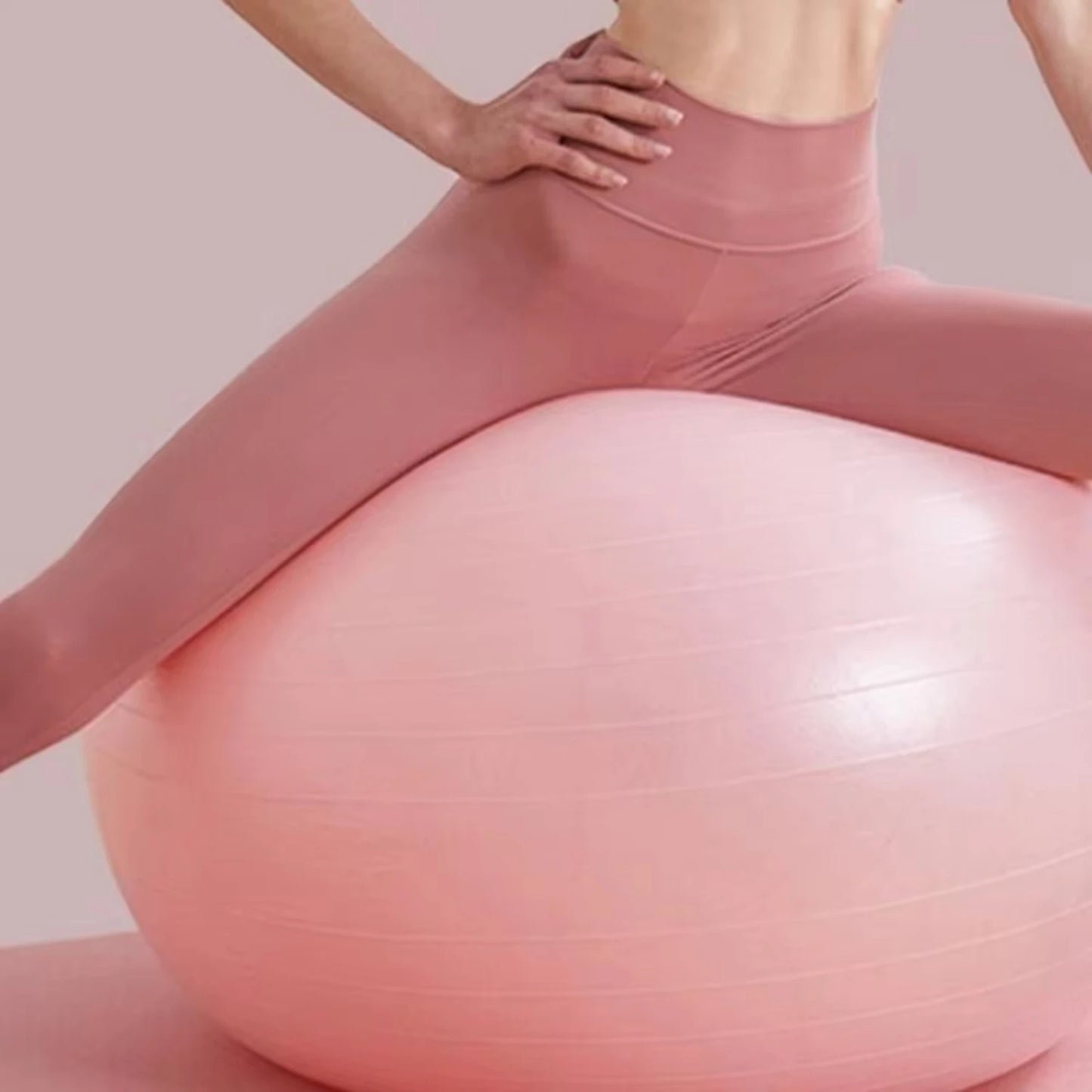 Ballon de yoga pour femme enceinte et en post-partum