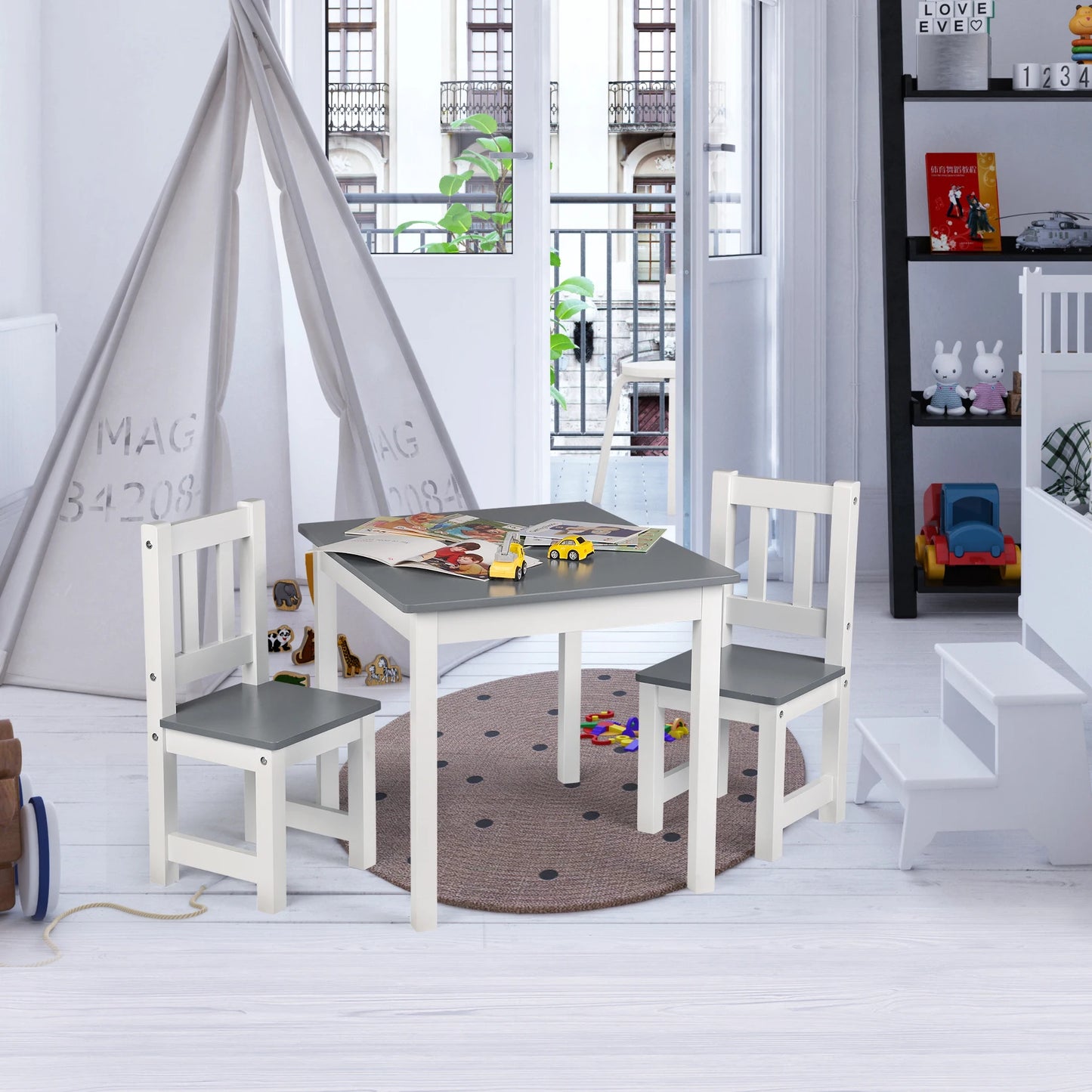 Table en bois avec deux chaises pour enfant